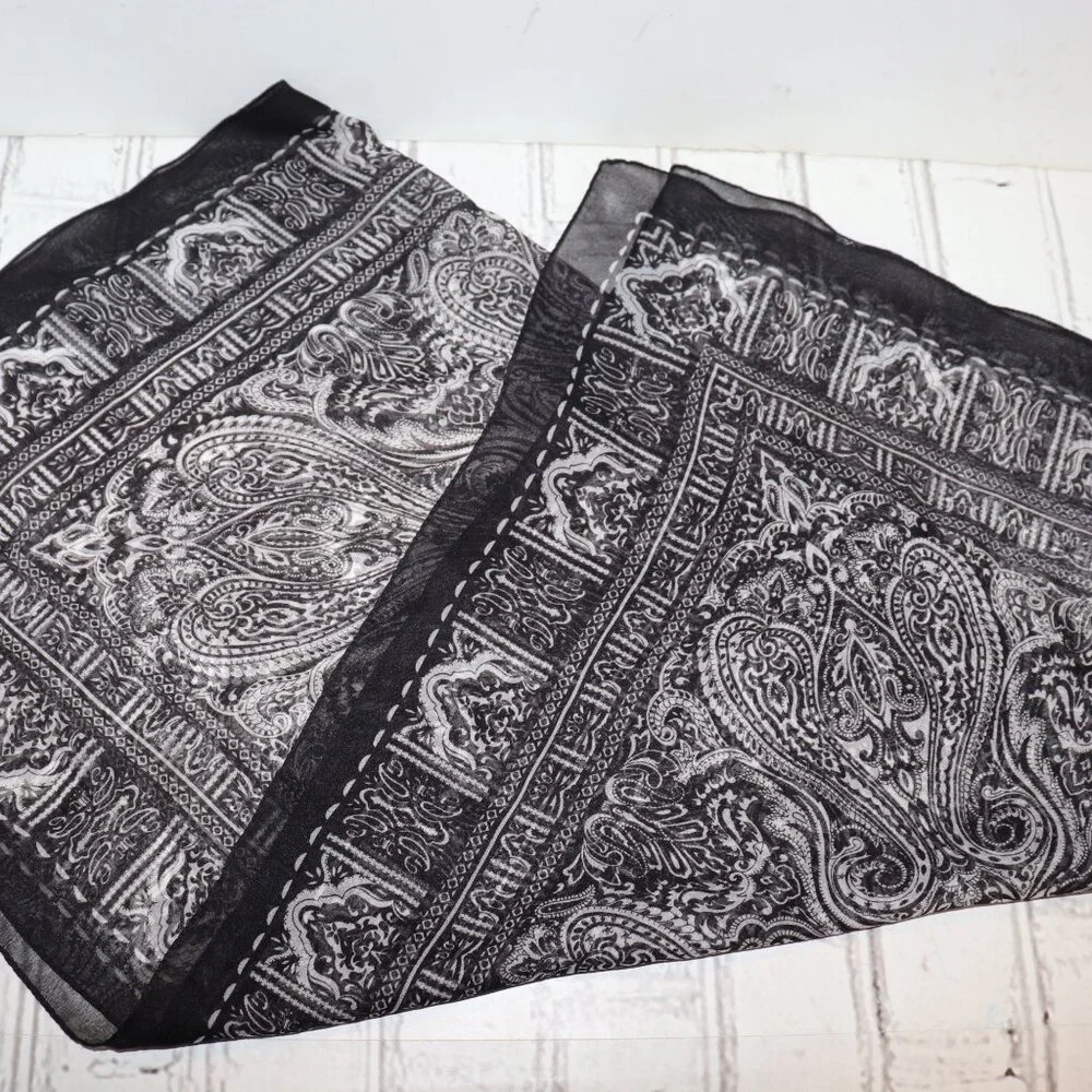 🖤 Vintage Black & White Square Scarf – 30